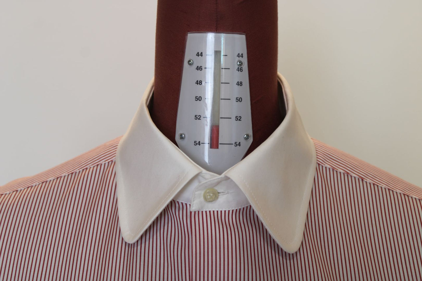 Camicia a righe rosse con colletto bianco