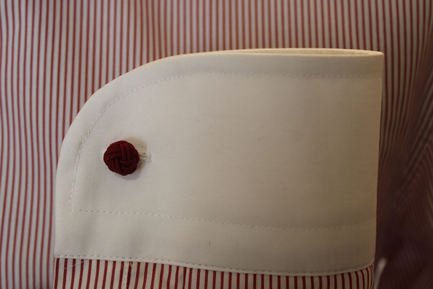 Camicia a righe rosse con colletto bianco
