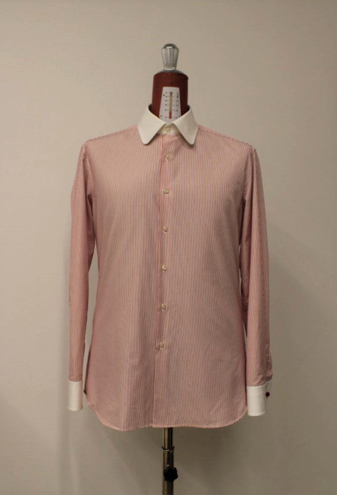 Camicia a righe rosse con colletto bianco
