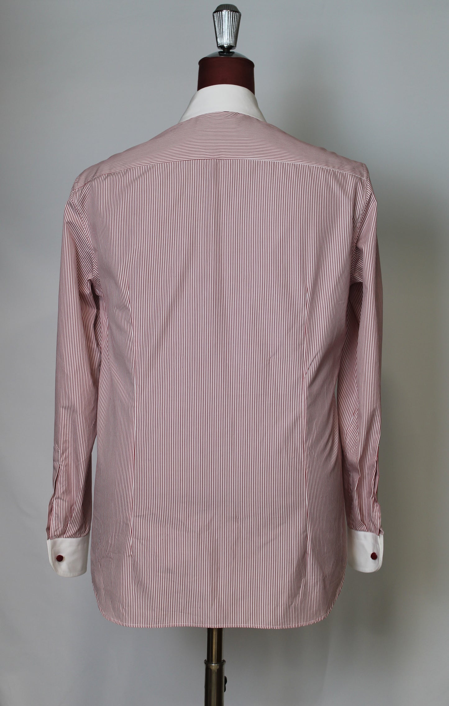 Camicia a righe rosse con colletto bianco